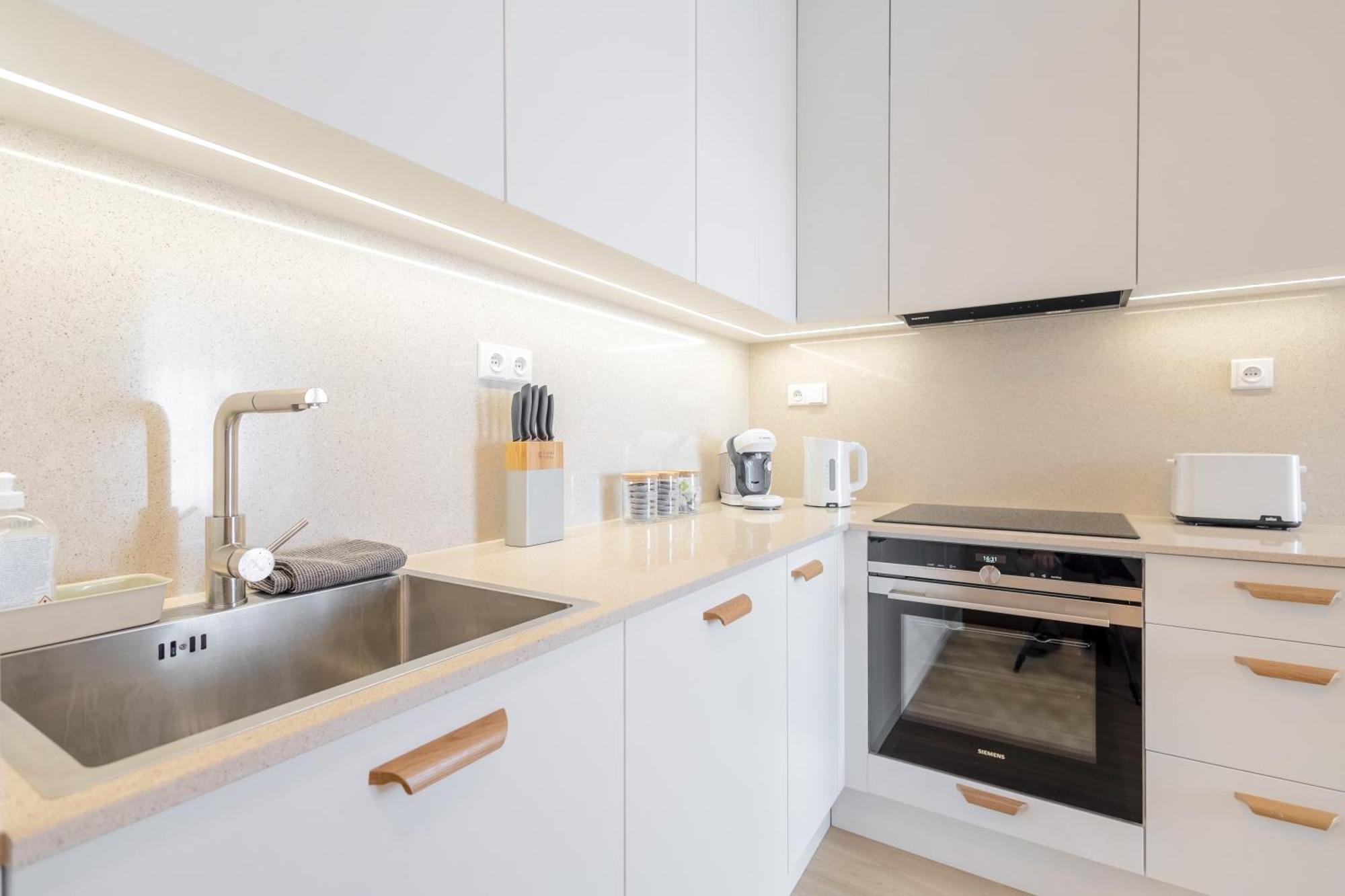 Bright 2Br - 8Th Floor, Balcony, Free Parking - By Gravity Prague Apartment Exterior photo
