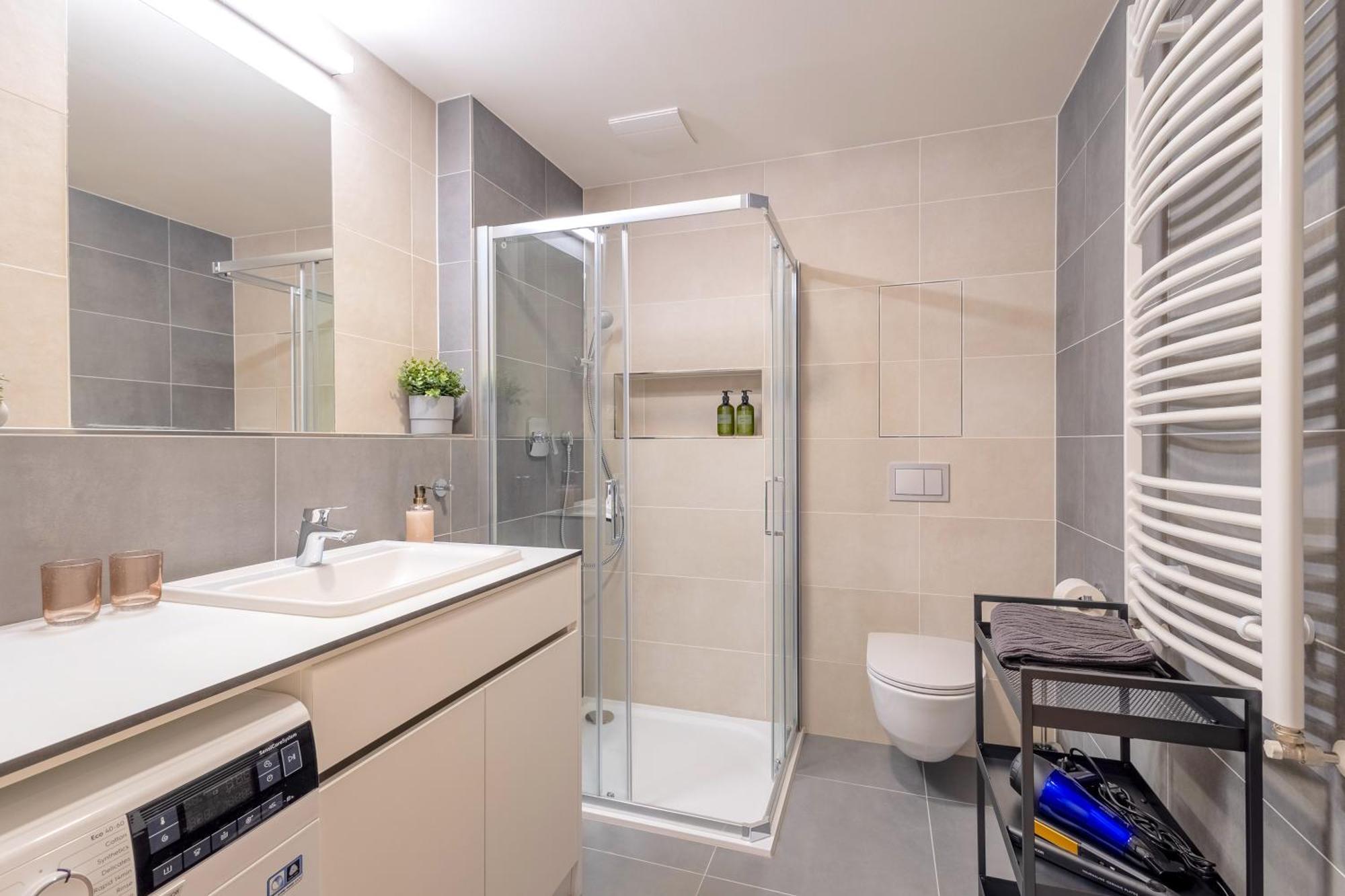 Bright 2Br - 8Th Floor, Balcony, Free Parking - By Gravity Prague Apartment Exterior photo